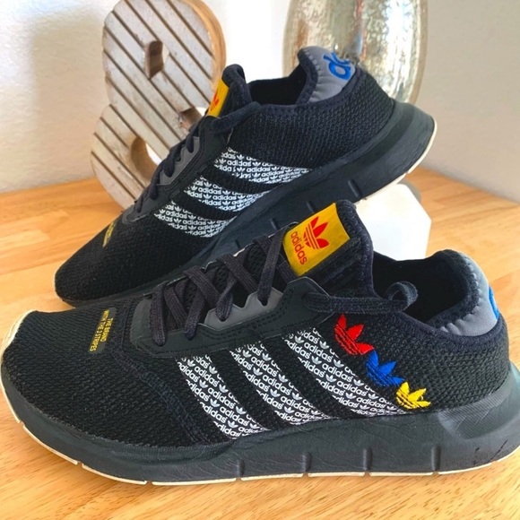 Adidas Originals Swift Run X Athletic Sneaker
In Core Black/ Ftwr White Size 8.5 - Picture 1 of 9